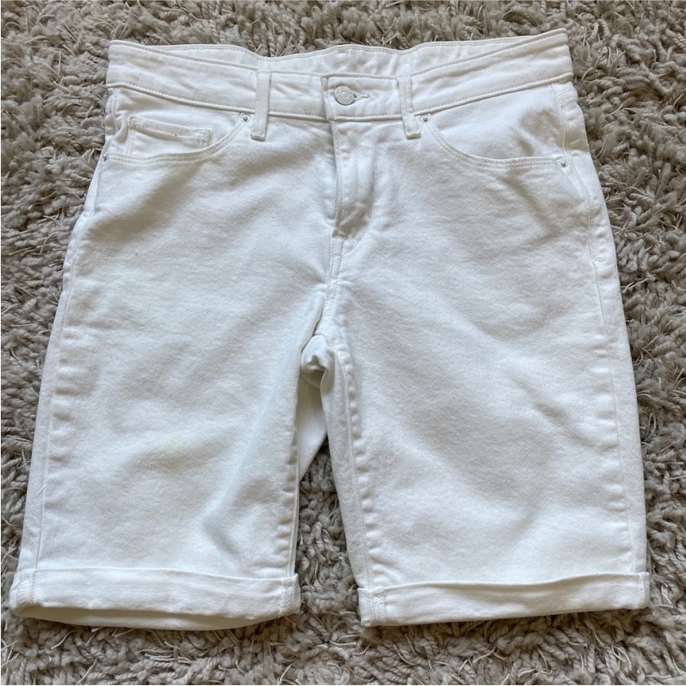 Levi’s white Bermuda cuffed denim shorts / jorts - Size 28
